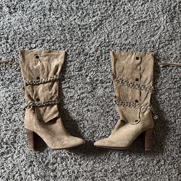 Isabel Marant - Soono Chain-Trimmed Suede Boots in Beige - Picture 1 of 9